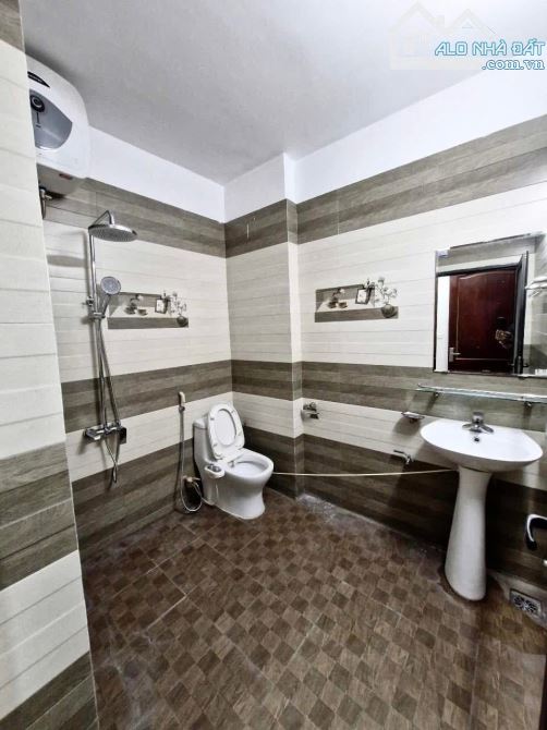 Bán nhà mặt phố Minh Khai, DT 60m, 6 tầng thang máy, MT 5.7m, giá 37 tỷ.