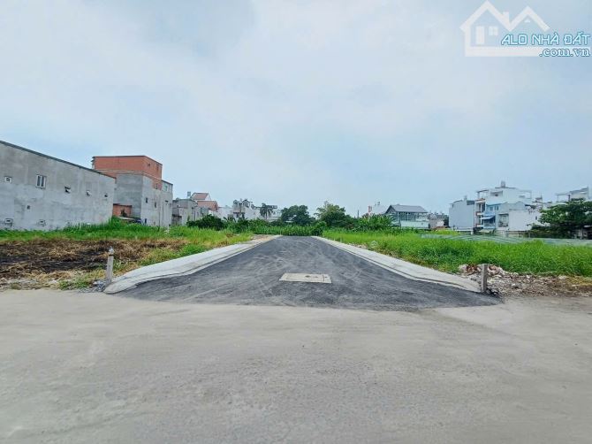 Bán đất góc 2 mặt tiền ở đường Thạnh Lộc 27, Quận 12 dt 11,5x19m