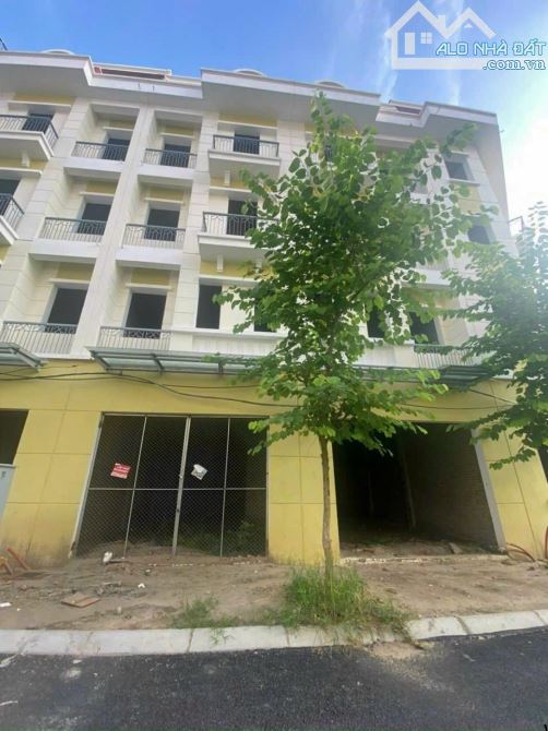 NHÀ LỘC NINH CHÚC SƠN SÁT ĐƯỜNG 6 HƠN 8 TỶ
