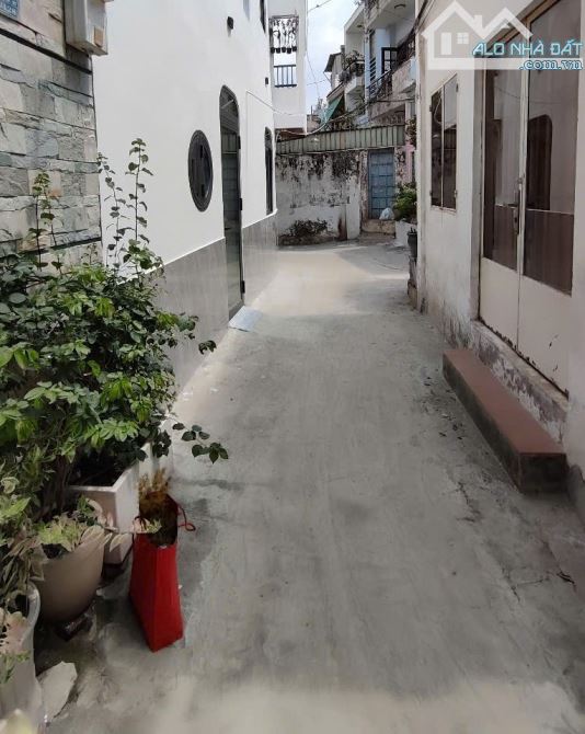 HẺM Ô TÔ TRÁNH cách 50m, Nhà 2 Tầng gần 40m2, P1 Gò Vấp, giá 4x tỷ