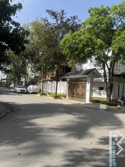 Bán biệt thự Bắc Linh Đàm - Hoàng Mai DT 250m2*4 tầng * MT14m* giá 55tỷ. Vị trí đẹp gần