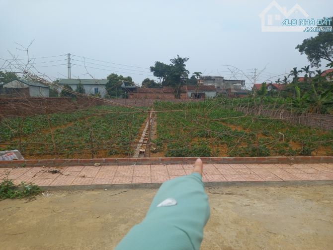 Chính chủ gửi bán lô đất DT 216m2, full thổ cư tại thôn 5 phú cát quốc oai hà nội
