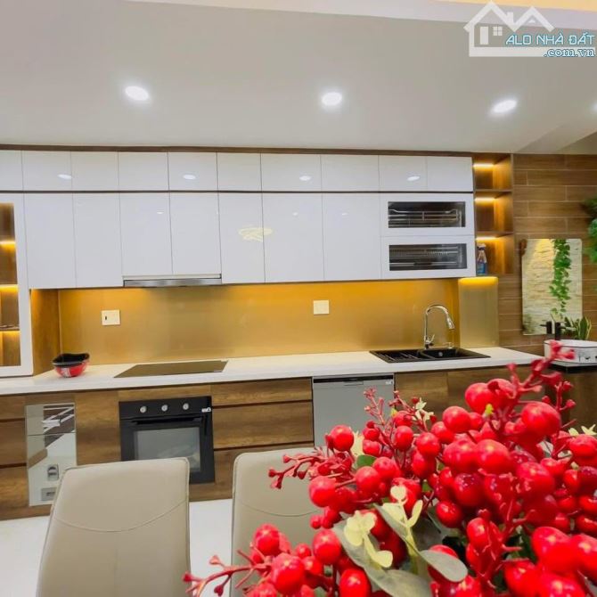 Cuộc Sống Như Ý! Hẻm rộng đường Nguyễn Đình Chính, 77.9m², 4 tầng, giá 10.95 tỷ! Nở hậu