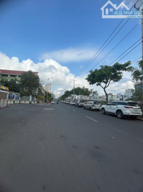 Bán nhà mặt tiền Ngô Sỹ Liên|| 3 Tầng|| ngay công viên và chợ Bình Đông