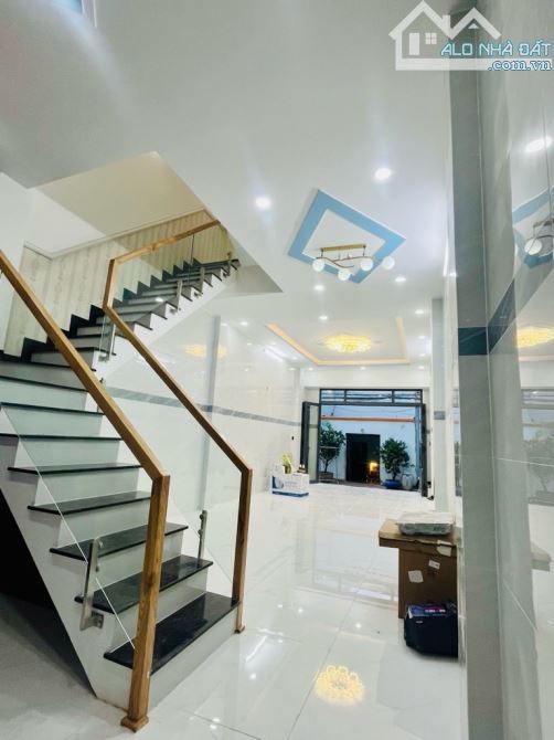 NHÀ MỚI 100% HXH Gần Tên Lửa, DT 48m2, 3Tầng có Sân Thượng, hơn 4tỷ