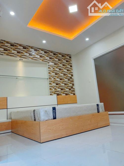 QUẬN 11 – GÓC 3 MẶT TIỀN – HXH 3/2 – CÁCH MẶT TIỀN CHỈ 15M DT: 4.5 x 12m (nở hậu 5m) – G
