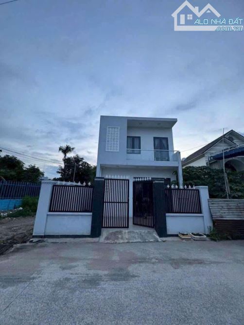 Kẹt tiền cần Bán đất 6x16 tặng căn nhà ngay Thới Tam Thôn Hóc Môn giá 630 triệu