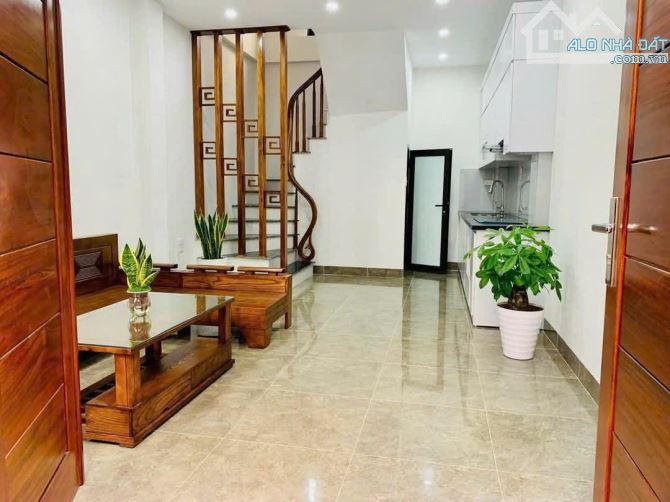 Cho thuê nhà Nguyễn Sơn, Long Biên 14 triệu, 5 tầng,3pn, full NT, Ô TÔ đỗ cổng, KD online