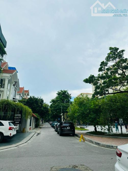 BÁN BIỆT THỰ ĐẲNG CẤP KĐT MỸ ĐÌNH - TỪ LIÊM, LÔ GÓC 2 MẶT TIỀN, VỈA HÈ, 2 Ô TÔ TRÁNH.