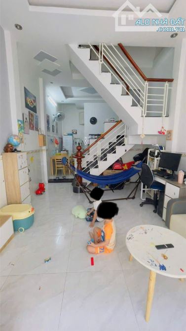 Nhà xinh xắn – đủ tiện nghi – có góc học tập Hello Kitty cho bé!