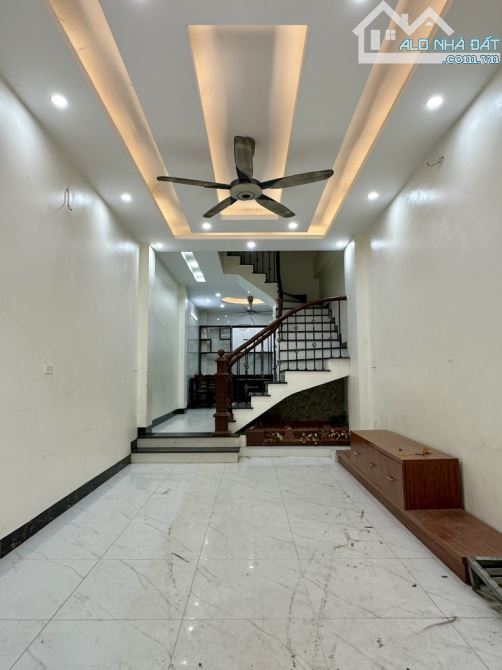 Nhà siêu hiếm ô tô tránh, vỉa hè rộng, thang máy, kinh doanh,40m, 9.8 tỷ.