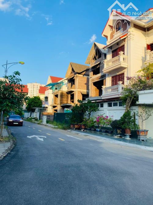 BÁN BIỆT THỰ PHẠM VĂN ĐỒNG, PHÂN LÔ CÁN BỘ CAO CẤP BCA: 180M2 4T MT12M 45 TỶ (CHỈ 250TR/M2 - 1
