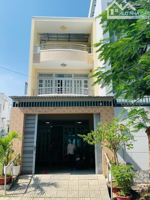 Bán nhà phố đúc 3 tầng, mặt tiền đường 12m, đất 108.6 m2 (5mx21m), KDC sầm uất, đầy đủ - 1