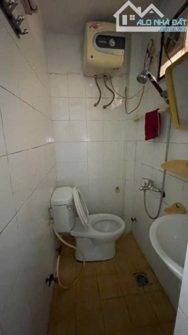bán nhà ở phố định công hạ, sổ đỏ chính chủ , phố trung tâm , thuận tiện đi học đi làm. 20 - 1
