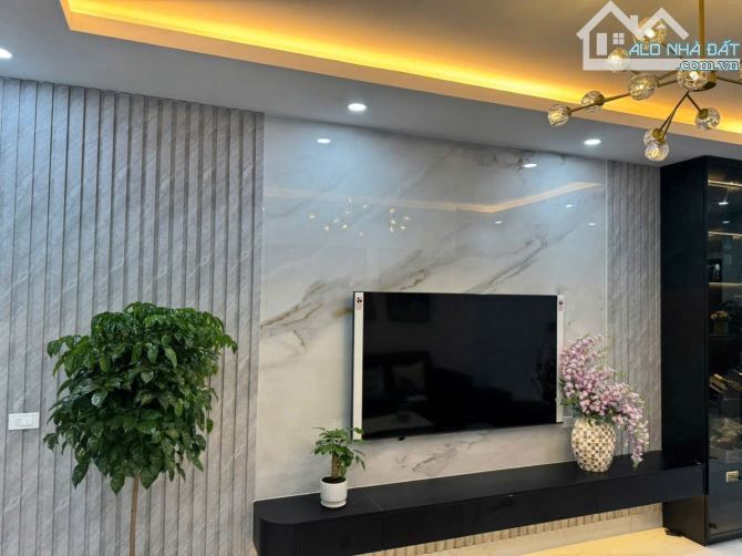 Bán nhà dân xây ở Xuân La Tây Hồ - 38m - Ô tô lùi cửa - 5 tầng - Có Thang máy - Full nội t - 1