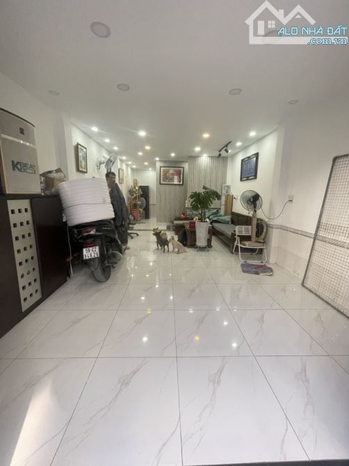 BÁN NHÀ 3 TẦNG KIÊN CỐ GẦN PHÚ MỸ HƯNG SỔ HỒNG RIÊNG - 1