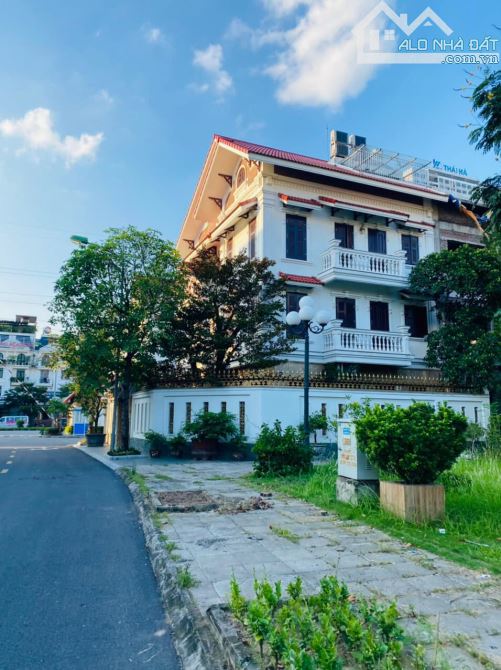 BÁN BIỆT THỰ PHẠM VĂN ĐỒNG, PHÂN LÔ CÁN BỘ CAO CẤP BCA: 180M2 4T MT12M 45 TỶ (CHỈ 250TR/M2 - 2
