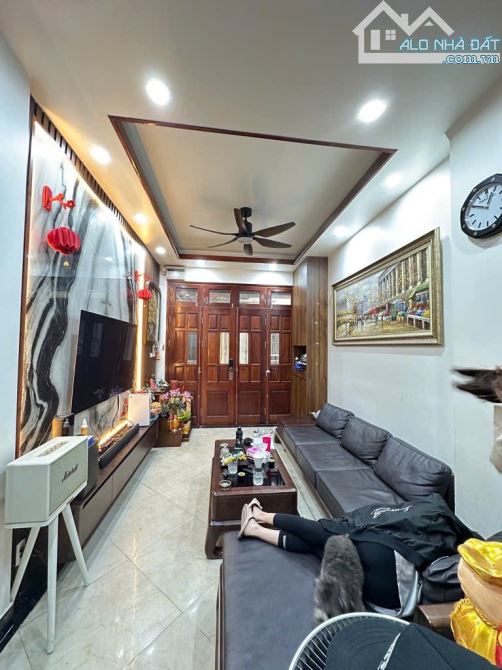 CẦN BÁN GẤP NHÀ SIÊU HIẾM BÁCH KHOA, GẦN O TÔ, 2 THOÁNG. DT 40M2* 5T. 13 TỶ. - 2