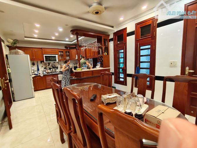 Bán nhà 4,5 tầng khu phân lô đường Lê Hồng Phong, sau lẩu dê Phượng Chi, dt 105m2, mt 7m - 2