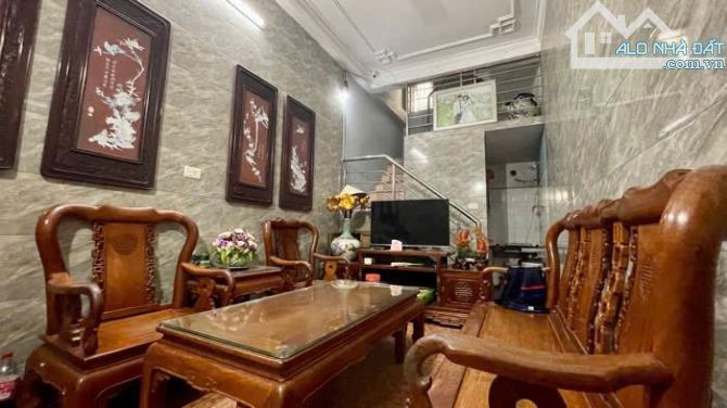 bán nhà ở phố định công hạ, sổ đỏ chính chủ , phố trung tâm , thuận tiện đi học đi làm. 20 - 3