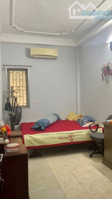 bán nhà ở phố định công hạ, sổ đỏ chính chủ , phố trung tâm , thuận tiện đi học đi làm. 20 - 4
