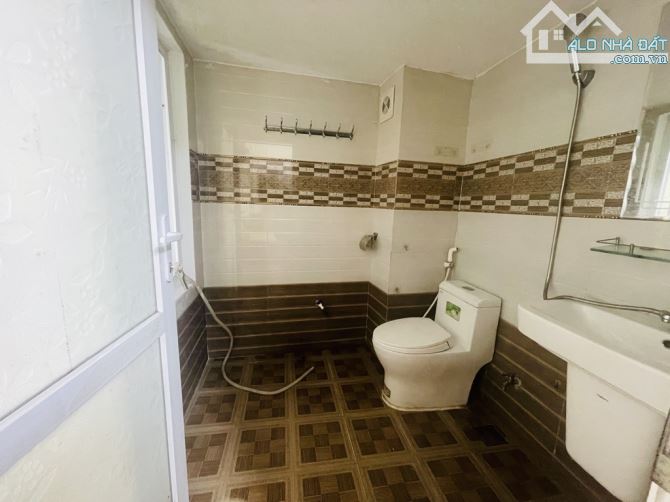 Bán tòa CHDV Trần Khát Chân 8 tầng thang máy13 phòng full nội thất, tương lai ra phố,12 tỷ