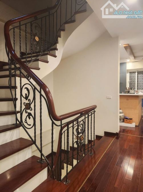 Bán biệt thự đẳng cấp Tam Trinh 98m², Mt 6m, 4 tầng, gara ô tô, nội thất VIP, giá chỉ 31.5 - 6