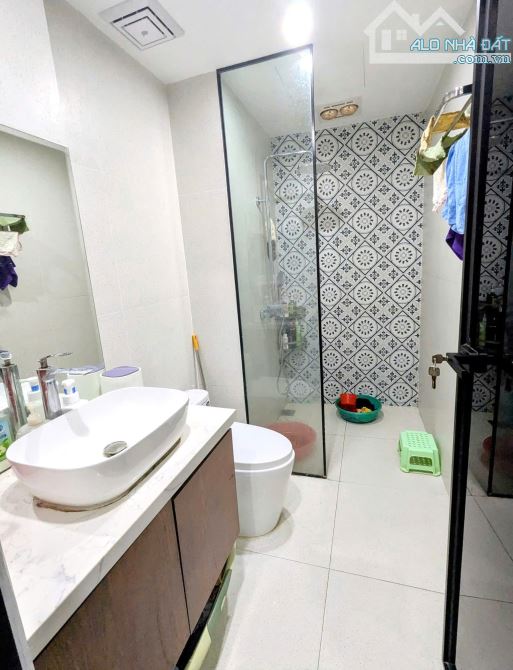 Định Công Thượng - 8 Tỷ - Nhà dân - Ô tô vào nhà - Mặt tiền bề thế - Full nội thất Vip. - 9