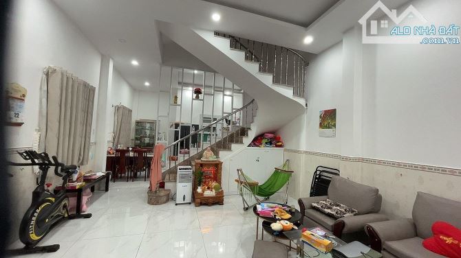Mua bán nhà đường Nguyễn Quý Anh quận Tân Phú 85m2x3T chỉ 6 tỷ 650.
