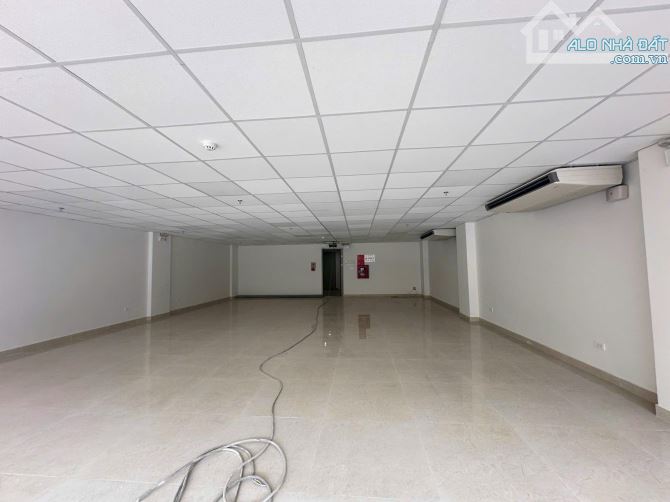 Cho thuê sàn văn phòng tầng 5-6 mặt phố Đại La, DT 200m2, MT 10m, Giá 35tr