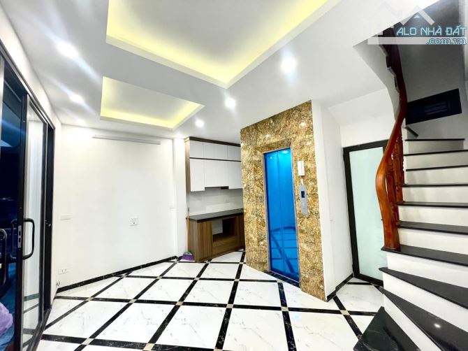 Chính chủ nhờ bán căn Thanh Nhàn 30m2 x 5 tầng x mt 4,5m thang máy giá hơn 7 tỷ .