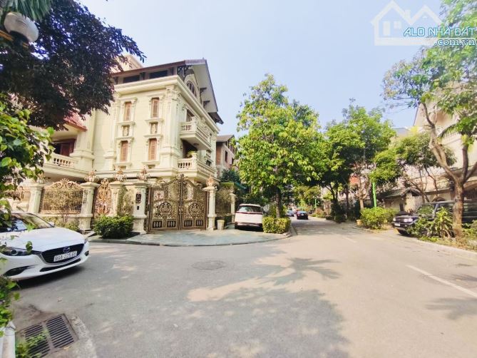 Bán Biệt Thự Việt Hưng DT: 233m2 , Thang Máy , Gara Ô tô - Đầu Tư . Giá :56 Tỷ