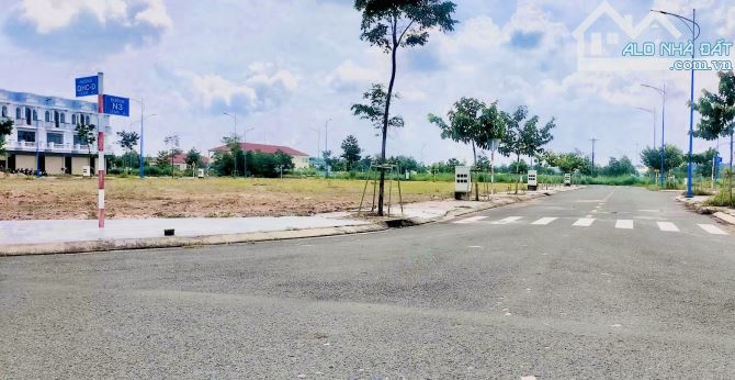 Bán gấp 3 lô đất ở ĐT826, Rạch Kiến Cần Đước, diện tích 100m2, SHR đầy đủ, full thổ