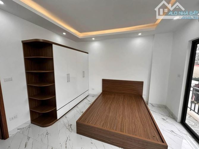 BÁN NHÀ NGỌC LÂM - 8.X TỶ - 43M2 - MT4M - 5 TẦNG - 4 PN - Ô TÔ - GIẢM GIÁ SỐC