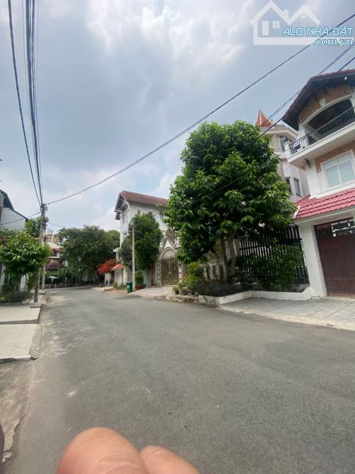 Bán gấp đất nở hậu biệt thự Nguyễn Văn Hưởng 10x20m.Giá 40 tỷ