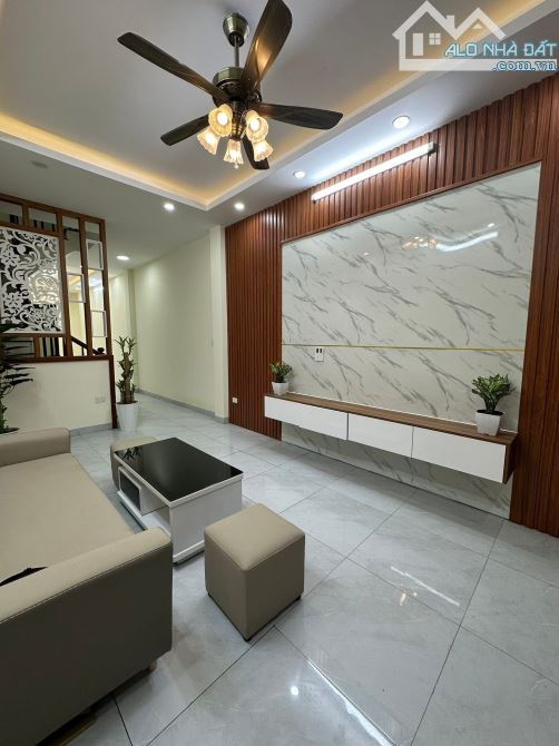 🔥LĨNH NAM - NHỈNH 8 TỶ RƯỠI - NHÀ ĐẸP 6 NGỦ – 2 THOÁNG – CÁCH MẶT PHỐ 50M