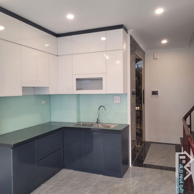 Chủ cần bán gấp nhà 37m x 5 tầng Giang Biên -LB. Căn góc ô tô thang máy. Giá chỉ 7.2 tỷ
