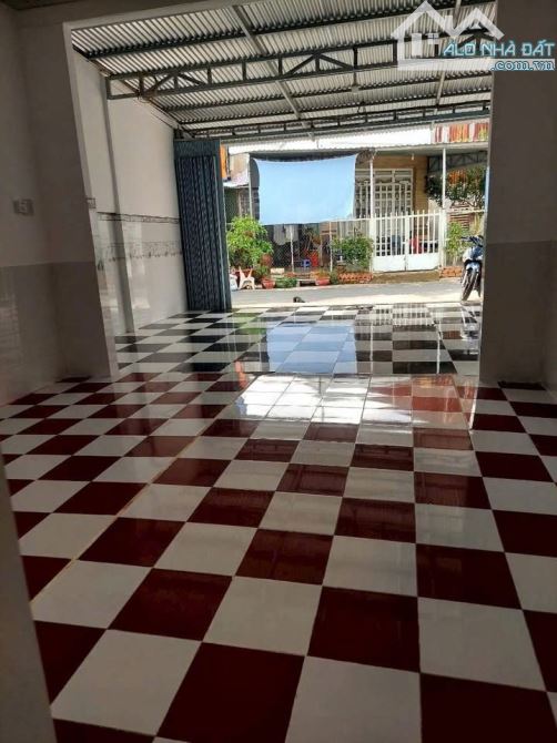 Bán nhanh căn nhà Ngay sát bên bệnh viện huyện Hóc Môn. 1 sẹc đường Bà Triệu, 850 triệu