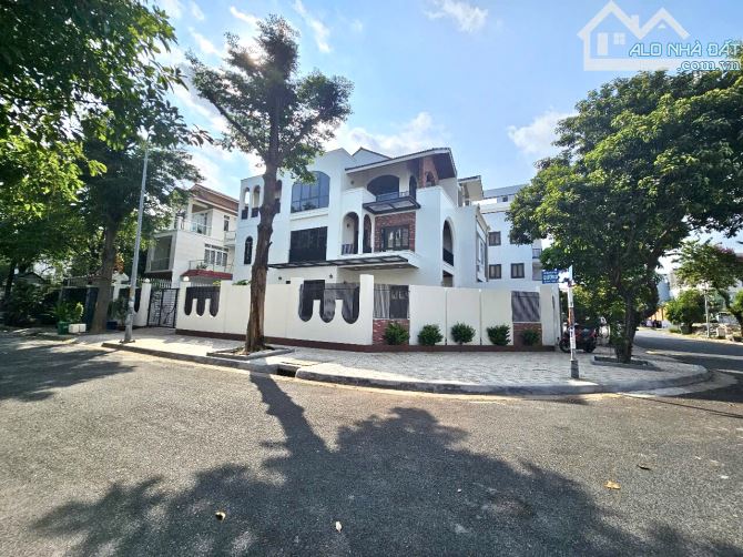 Biệt thự Khang Điền góc 2MT mới xây gần công viên