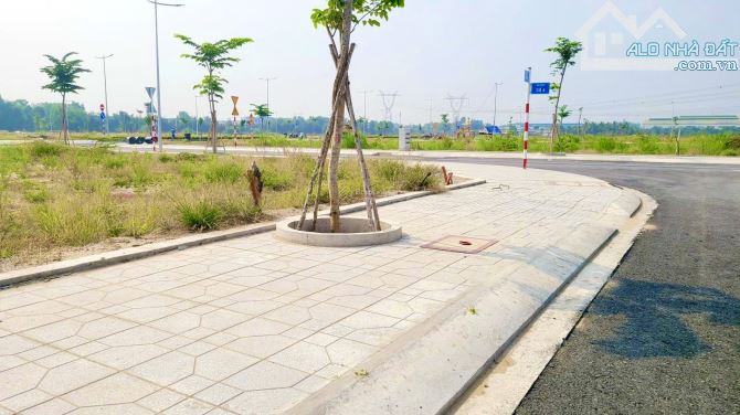CHỦ CẮT LỖ LÔ GÓC 2MT- KHU DÂN CƯ ĐỨC HOÀ ĐÔNG- SHR- 2TỶ350- ĐỐI DIỆN KHU CÔNG VIÊN