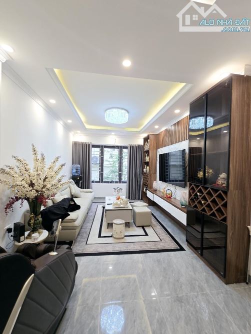 Nhà 6 tầng mới kính kong, Giang Biên, full nội thất xịn xò, ô tô cách 10m, 31m, nhỉnh 5 tỷ
