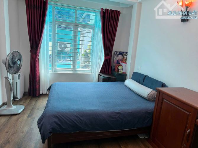 NHỈNH 5 TỶ NHÀ HÀO NAM - NGÕ THÔNG THOÁNG - GẦN CÁT LINH VĂN MIẾU - 6 TẦNG