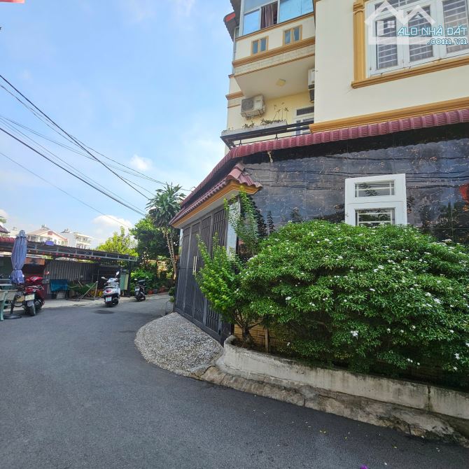 Nhà đẹp 3 tầng lô góc _ KHU PHÂN LÔ đường xe hơi _ DT: 90m2.4pn