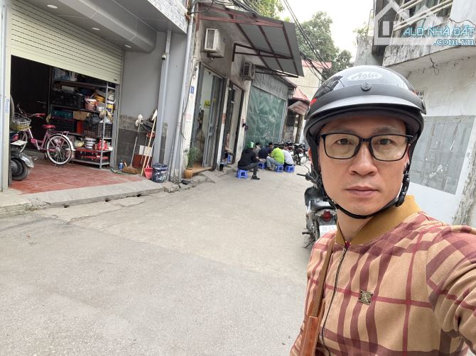 BÁN NHÀ cho gia đình có con học trên Hà Nội, Gần bến xe Buýt , Giá Rẻ - 1