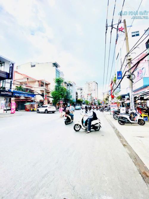 MT Nguyễn Gia Trí, P. 25, Bình Thạnh - CN: 172m2 (8.5mx20m) - trệt 3 lầu. HĐT: 180 triệu - - 1