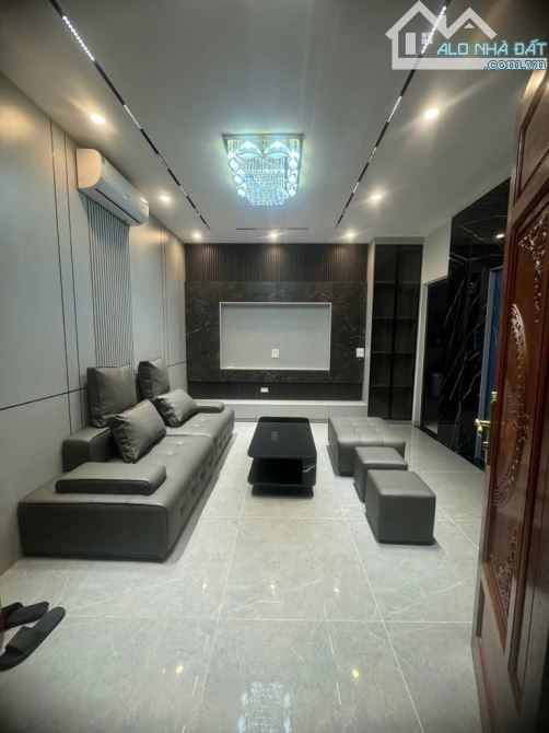 NHÀ ĐẸP- NỘI THẤT ĐẸP- THANG MÁY - GẦN ĐƯỜNG LỚN- NGÕ 1 - 2