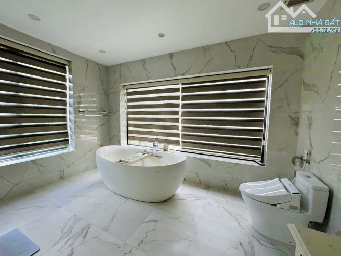 Bán Biệt Thự Việt Hưng DT: 233m2 , Thang Máy , Gara Ô tô - Đầu Tư . Giá :56 Tỷ - 2
