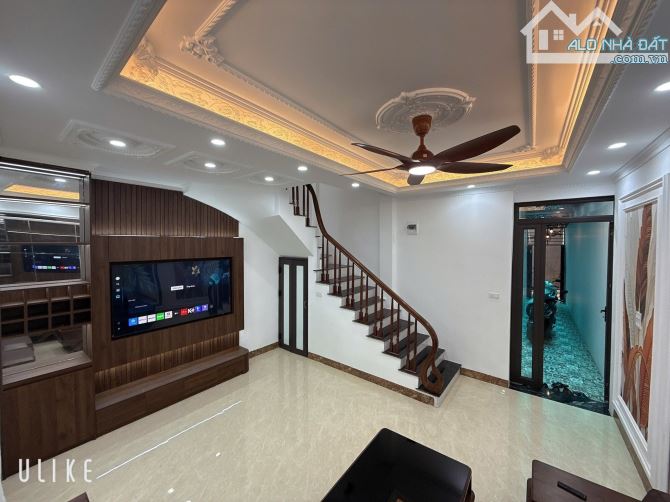 Bán nhà đường Cầu Giấy - Sổ 34m2 - 6 tầng - giá 8 tỷ - MT 4m - ngõ 3 gác chạy vù vù. - 2