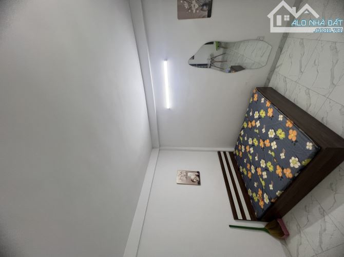 BÁN NHÀ cho gia đình có con học trên Hà Nội, Gần bến xe Buýt , Giá Rẻ - 2