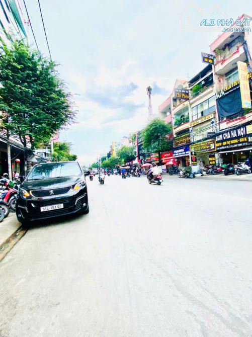 MT Nguyễn Gia Trí, P. 25, Bình Thạnh - CN: 172m2 (8.5mx20m) - trệt 3 lầu. HĐT: 180 triệu - - 2